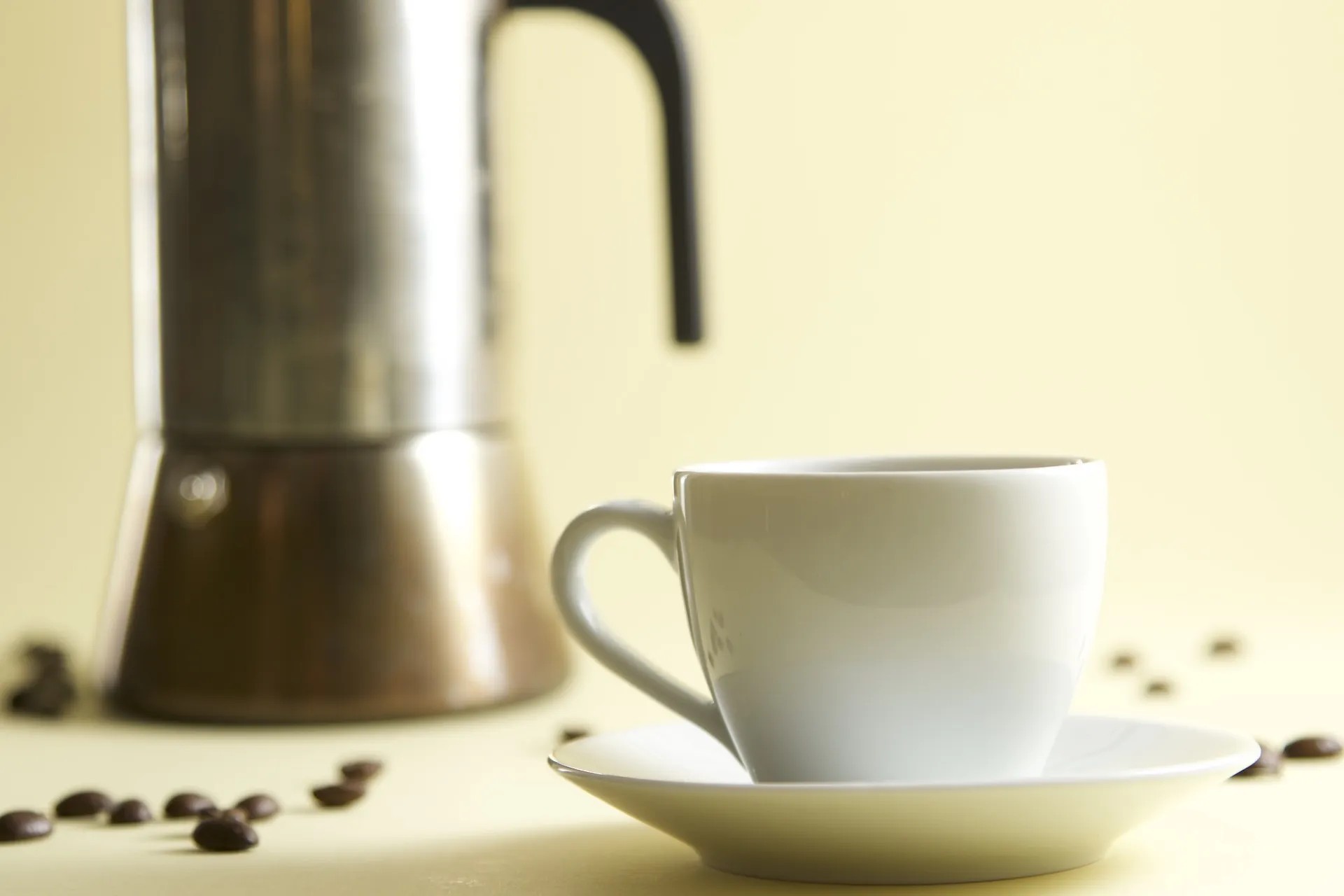 kaffeetasse vor kaffeekanne