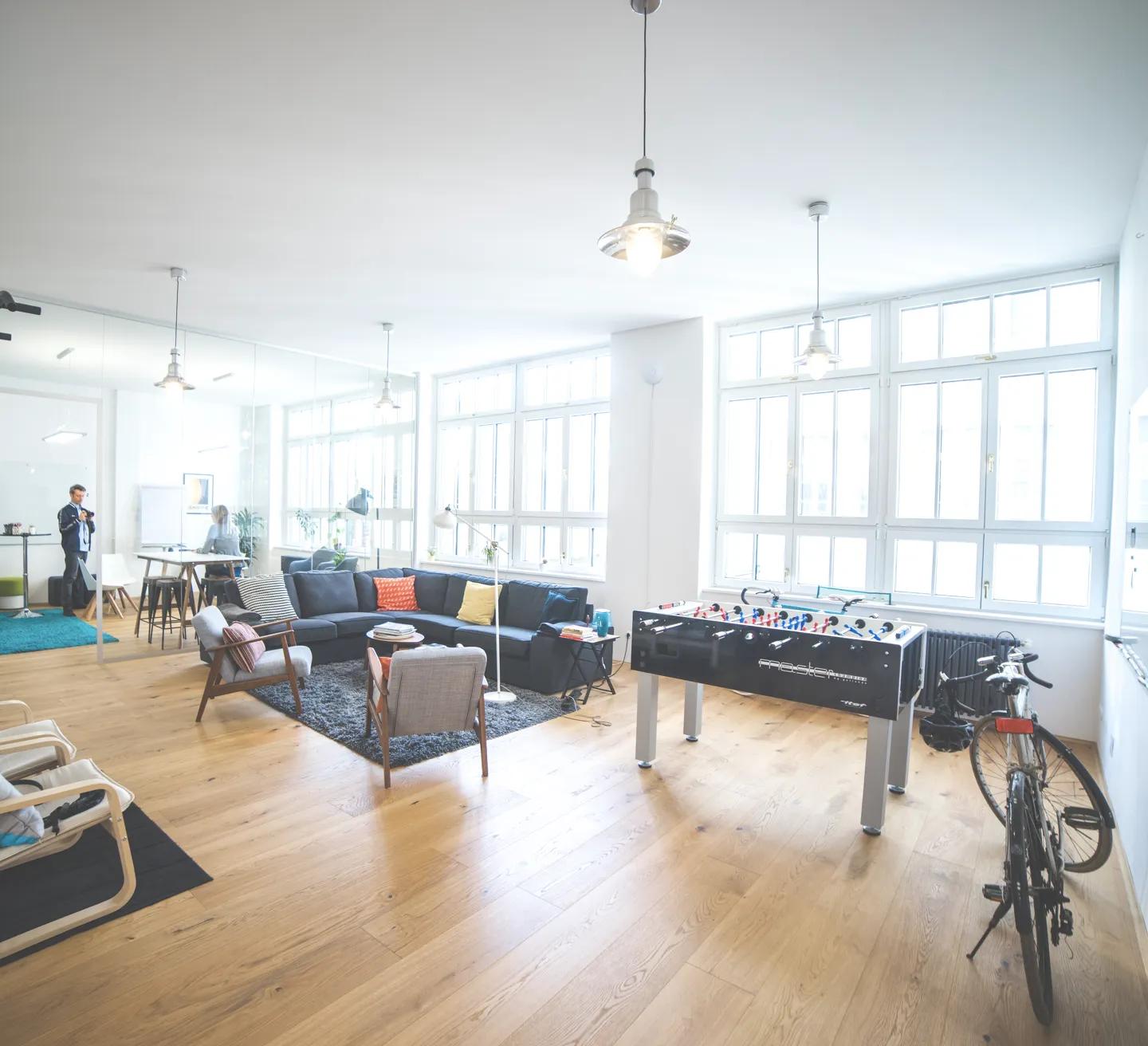 Liechtenecker Büro: großer, heller Raum mit gemütlicher Couch