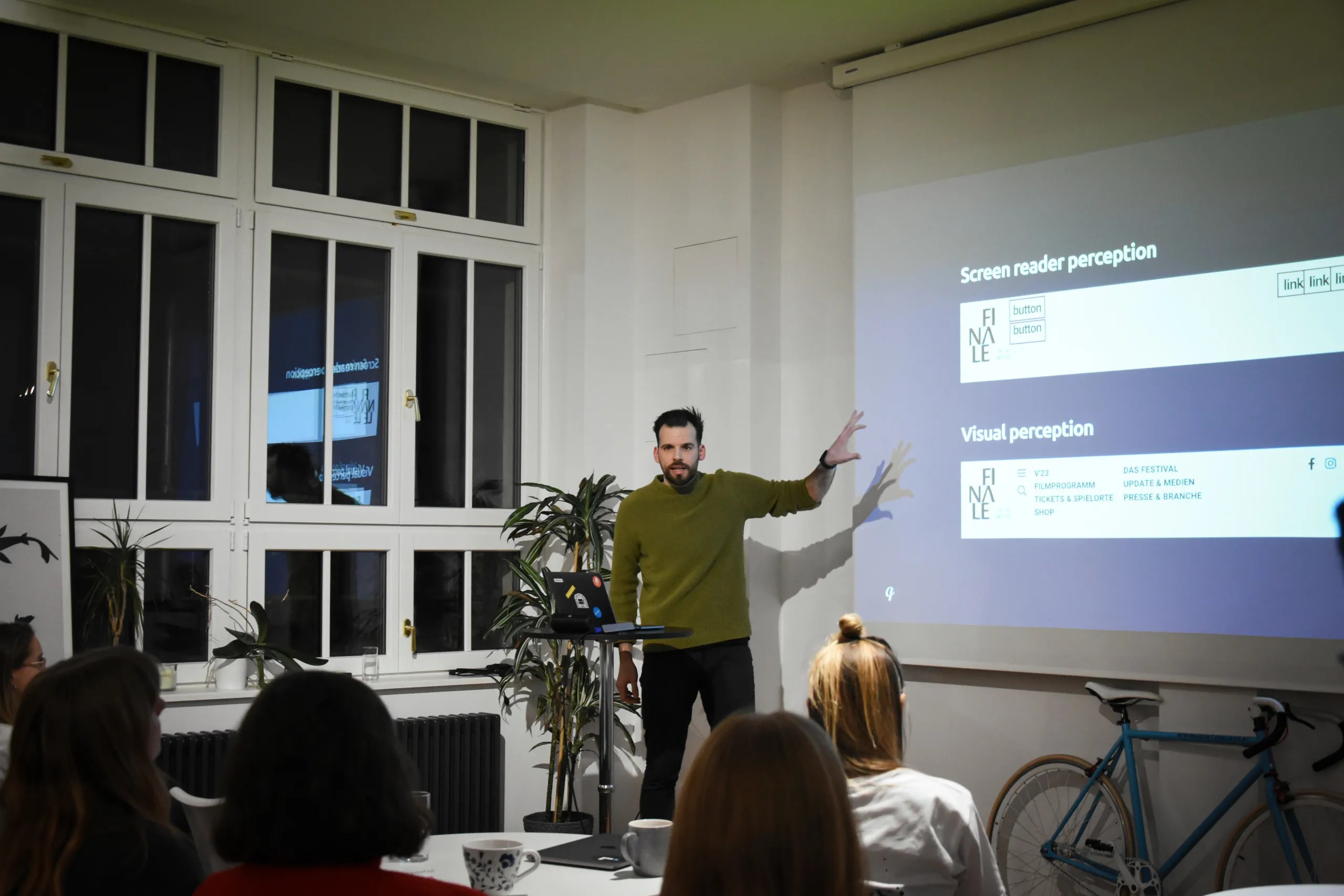 Nicolas Bernadowitsch während seines Vortrages.